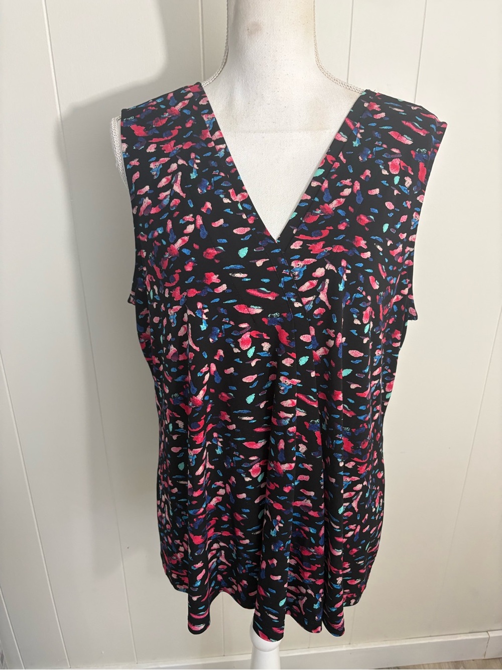 Dana Buchman Black V-Neck Sleeveless Tank with Multi-Color Petal Print